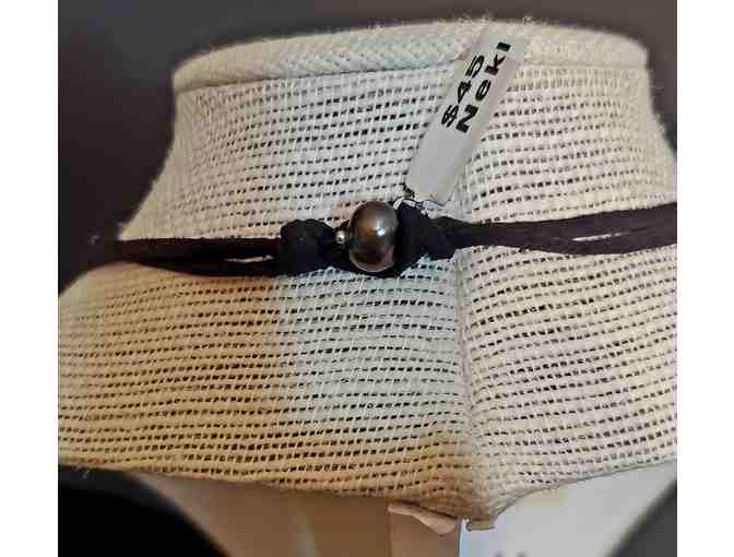 Necklace: Double-strand leather necklace with pearls in 3 shades