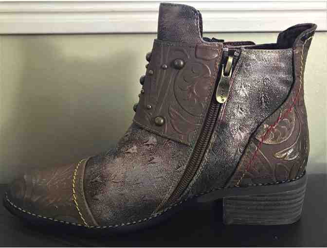 Women's Boots & Socks