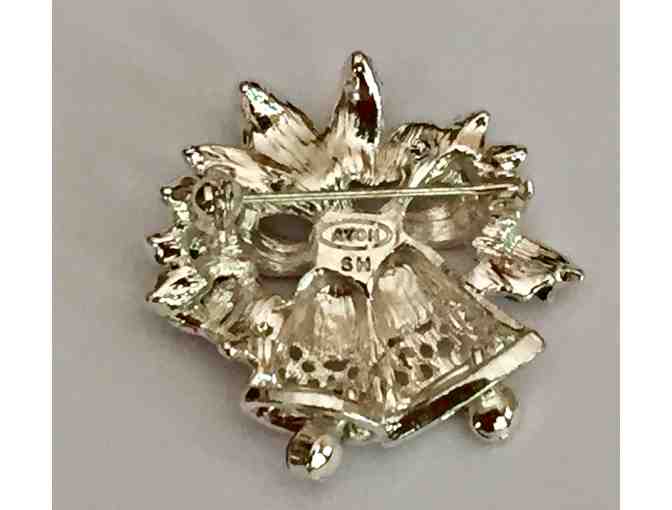 2007 Sleigh Bell Holiday Pin by Avon -- New