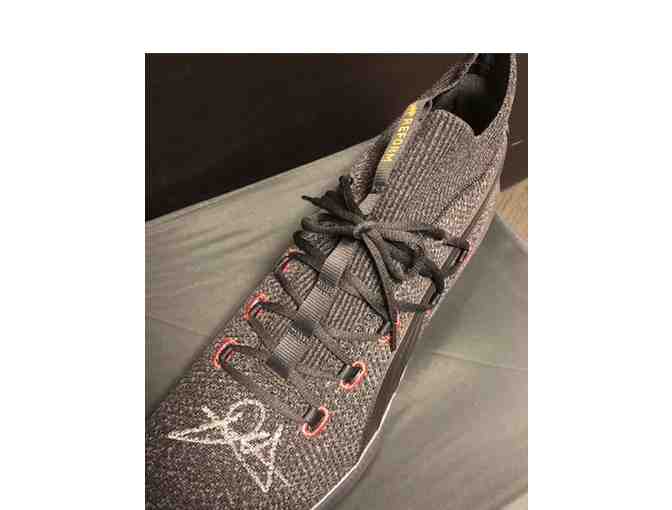 Deandre Ayton Shoes (left)