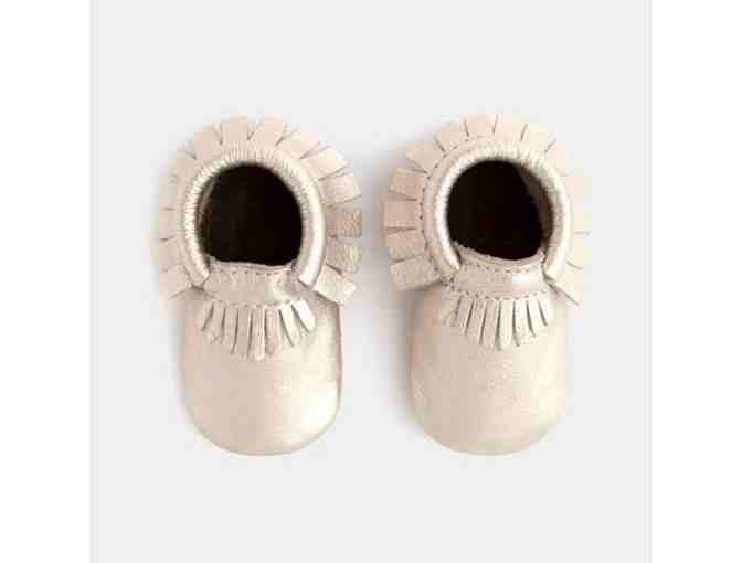 Freshly Picked MINI SOLE Kids MOCCASIN IN PLATINUM - Size 4 - Photo 1