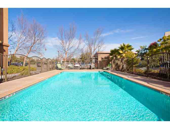 Alameda, CA - Hampton Inn & Suites Oakland Airport-Alameda - 1 night stay w/ breakfast