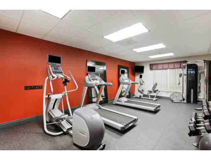 Alameda, CA - Hampton Inn & Suites Oakland Airport-Alameda - 1 night stay w/ breakfast