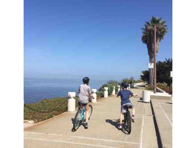 Alameda, CA - Hampton Inn & Suites Oakland Airport-Alameda - 1 night stay w/ breakfast