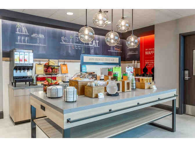 Oakland, CA - Hampton Inn Downtown Oakland - City Center - One night stay with breakfast