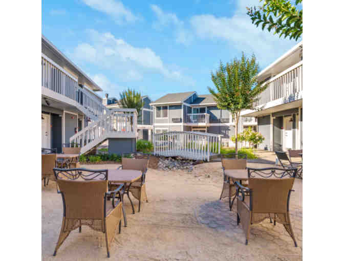 Calistoga, CA - Up Valley Inn & Hot Springs - One night stay with bottle of wine