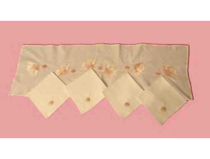 Embroidered Tulip Table Runner with 4 Napkins
