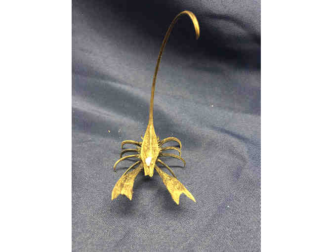 115- Handmade basket/centerpiece and scorpion of devil's claw