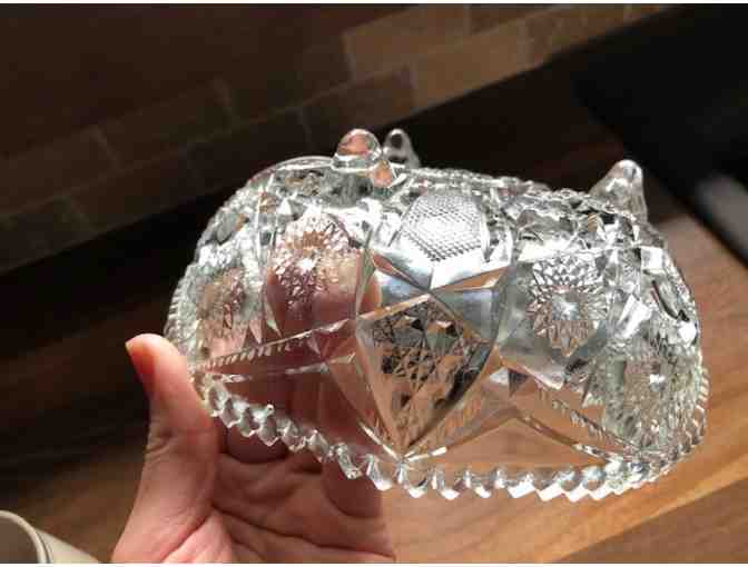 Medium size crystal bowl with legs