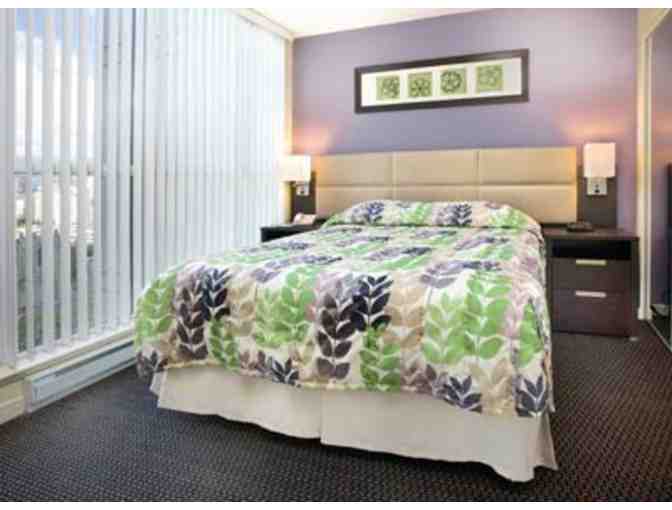Enjoy 4 nights LUXURY Downtown 2 bedroom Condo Vancouver, British Columbia + $100 FOOD