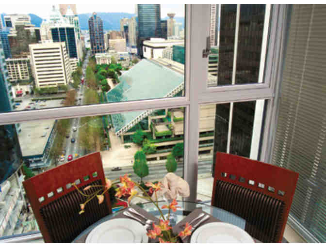 Enjoy 4 nights LUXURY Downtown 2 bedroom Condo Vancouver, British Columbia + $100 FOOD