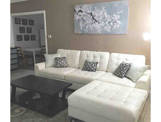 Enjoy 5 nights located in the heart of Hollywood, 1 bedroom SUITE + Food Credit