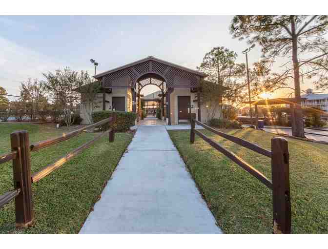 Enjoy 7 nights @ Holiday Inn Club Vacations Piney Shores Resort Conroe Texas + $100 FOOD