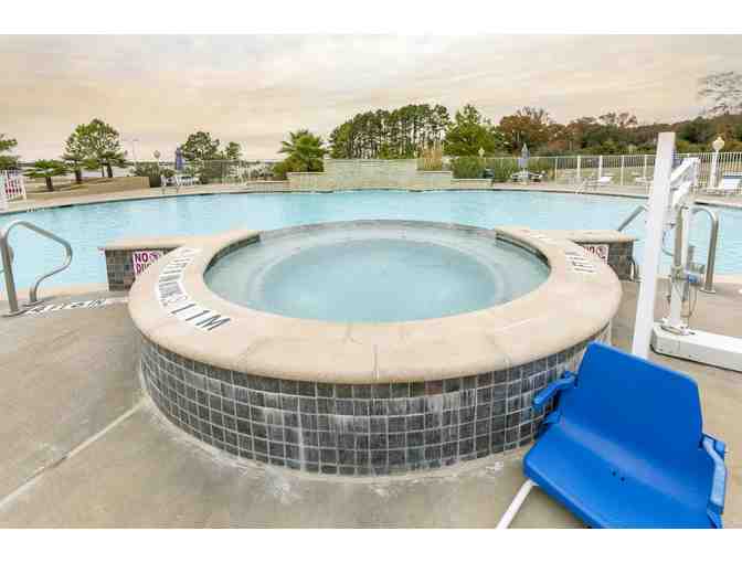 Enjoy 7 nights @ Holiday Inn Club Vacations Villages Flint, Texas + $100 FOOD CREDIT