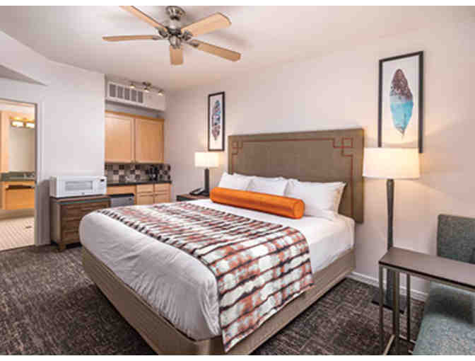 Coyote Lakes Golf Course Getaway Surprise, Arizona + 2 nights LUXE CONDO + $200 FOOD