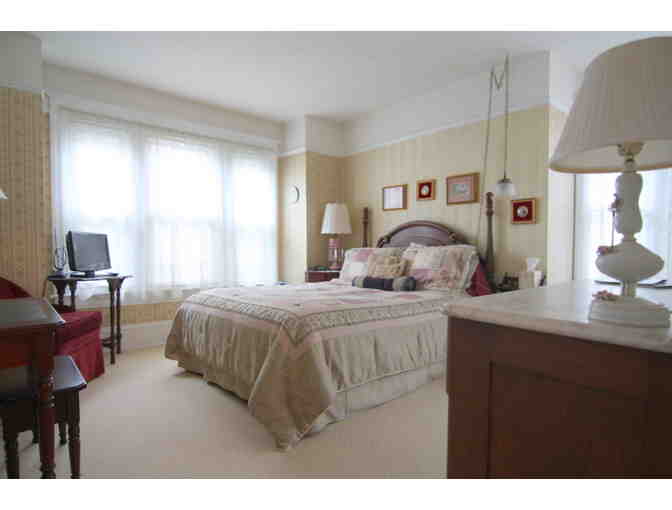 Enjoy 1 nights @ MILDRED'S BED AND BREAKFAST Seattle, WA + $100 FOOD