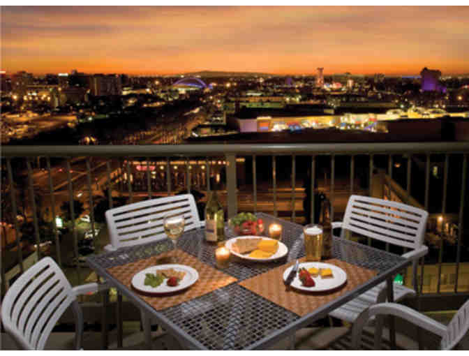 Enjoy 2 nights @ 4 STAR Condo near Disney Land Resort Anahiem, Ca + $100 FOOD