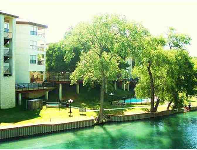 Enjoy 3 nights in 4.5 star  luxury 2 bedroom condo New Braunfels Texas + $200 FOOD CREDIT!