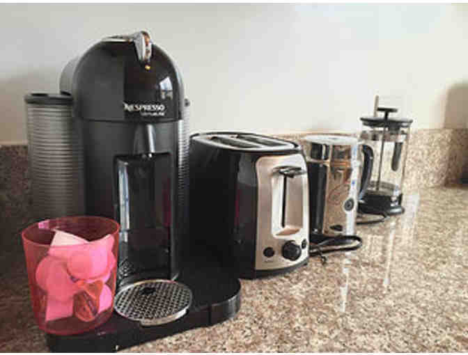 Enjoy 3 nights located in the heart of Hollywood, 1 bedroom SUITE + Food Credit