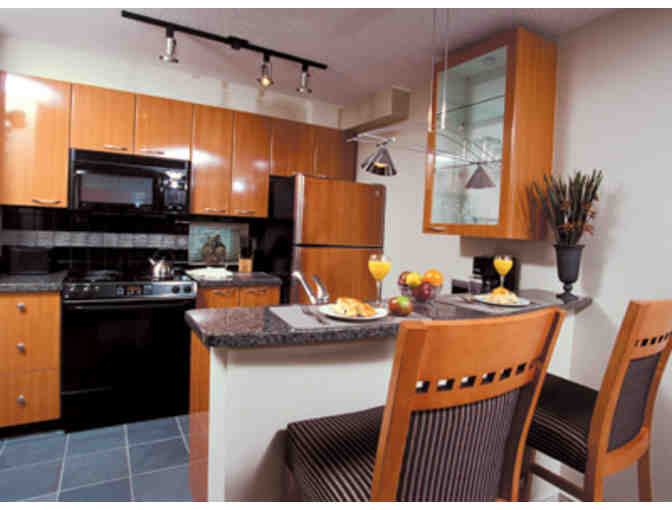 Enjoy 4 nights LUXURY Downtown 2 bedroom Condo Vancouver, British Columbia + $100 FOOD