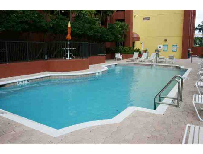 South Florida & Miami Luxury 2 night Condo Stay/Sail/Eat Package! 4.5 STAR Rated
