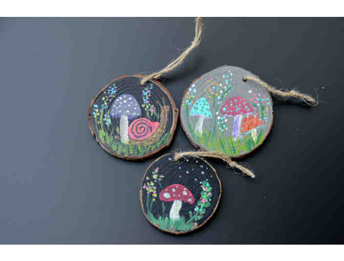 Painted Mushroom ornament, black, no snail