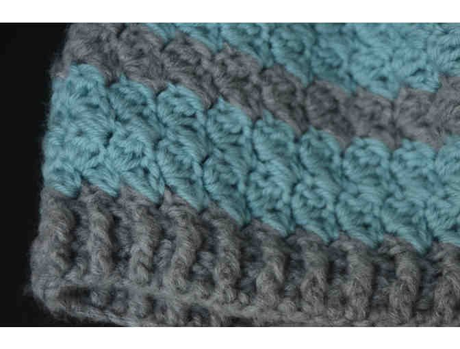 Textured knit hat in green and grey