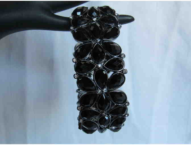 Black Gemstone Bracelet with Flower Looking Design