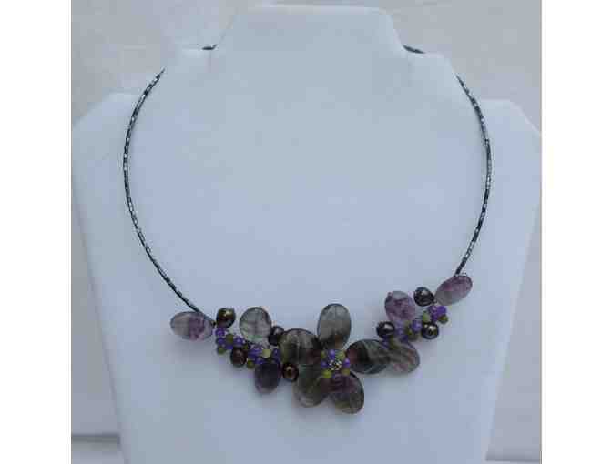 Self Clinging Flower Stone Necklace