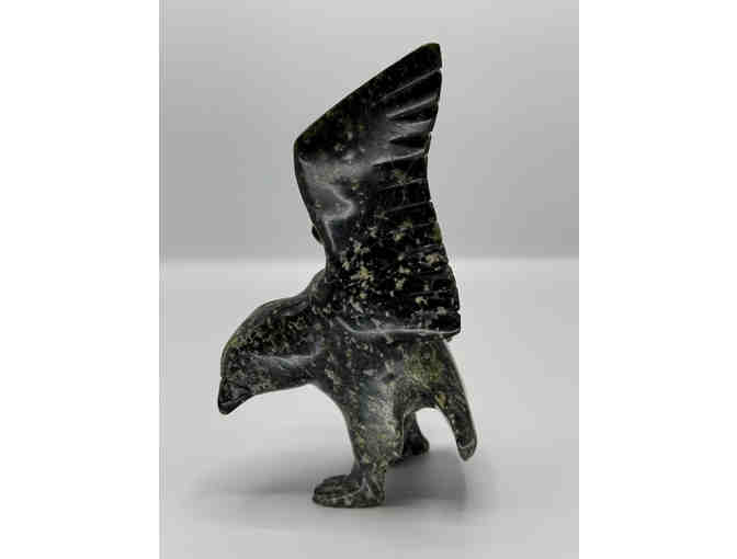 Carved eagle in serpentine - Inuit possible Kinngait (Cape Dorset) - Photo 2