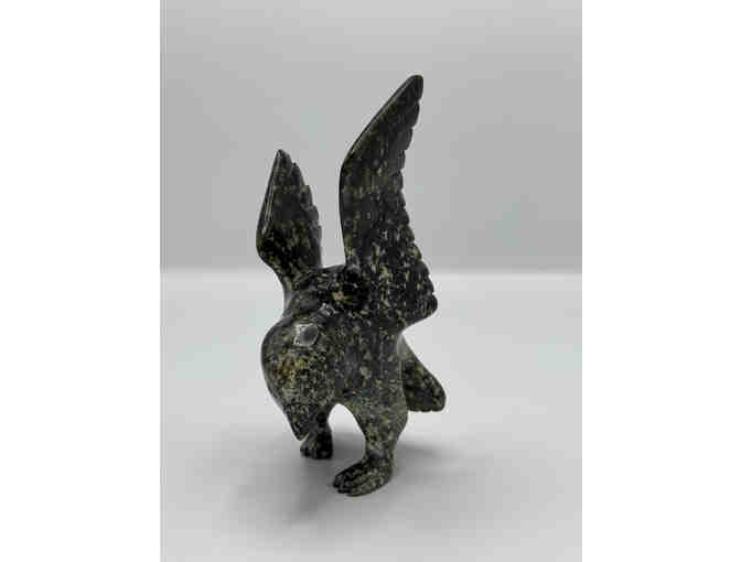 Carved eagle in serpentine - Inuit possible Kinngait (Cape Dorset) - Photo 3