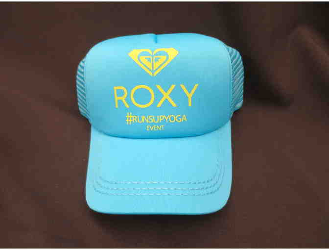 WOMAN ON THE MOVE TRAVEL PACKAGE: JACKET, HAT, SUNGLASSES & MORE