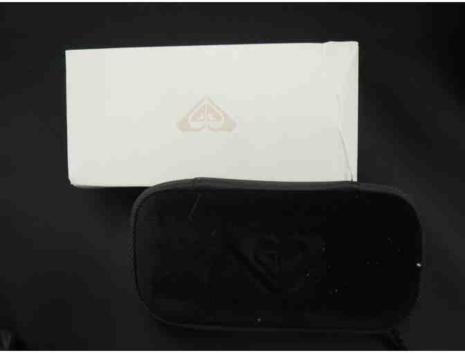 WOMAN ON THE MOVE TRAVEL PACKAGE: JACKET, HAT, SUNGLASSES & MORE