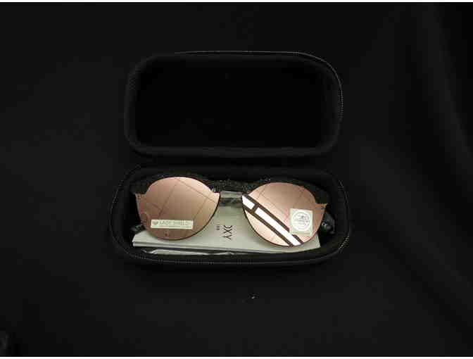 WOMAN ON THE MOVE TRAVEL PACKAGE: JACKET, HAT, SUNGLASSES & MORE