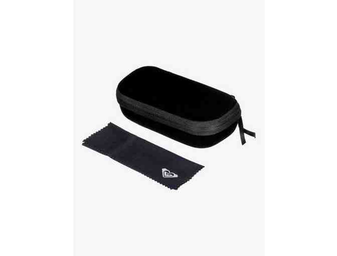 WOMAN ON THE MOVE TRAVEL PACKAGE: JACKET, HAT, SUNGLASSES & MORE